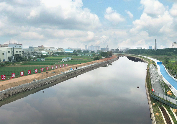 “全河段、全流域、全天候、生態(tài)修復(fù)”治理原則<br />
<br />
按照“控源截污→內(nèi)源清淤→補(bǔ)水活源(生態(tài)補(bǔ)水)→堤防整治→生態(tài)修復(fù)”的總體思路。